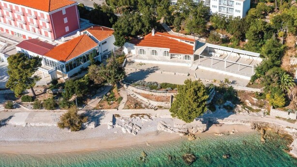An aerial view of a coastal area with buildings, a beach, and clear waters. - Bellevue Maradiso Casa by Aminess (Orebic)