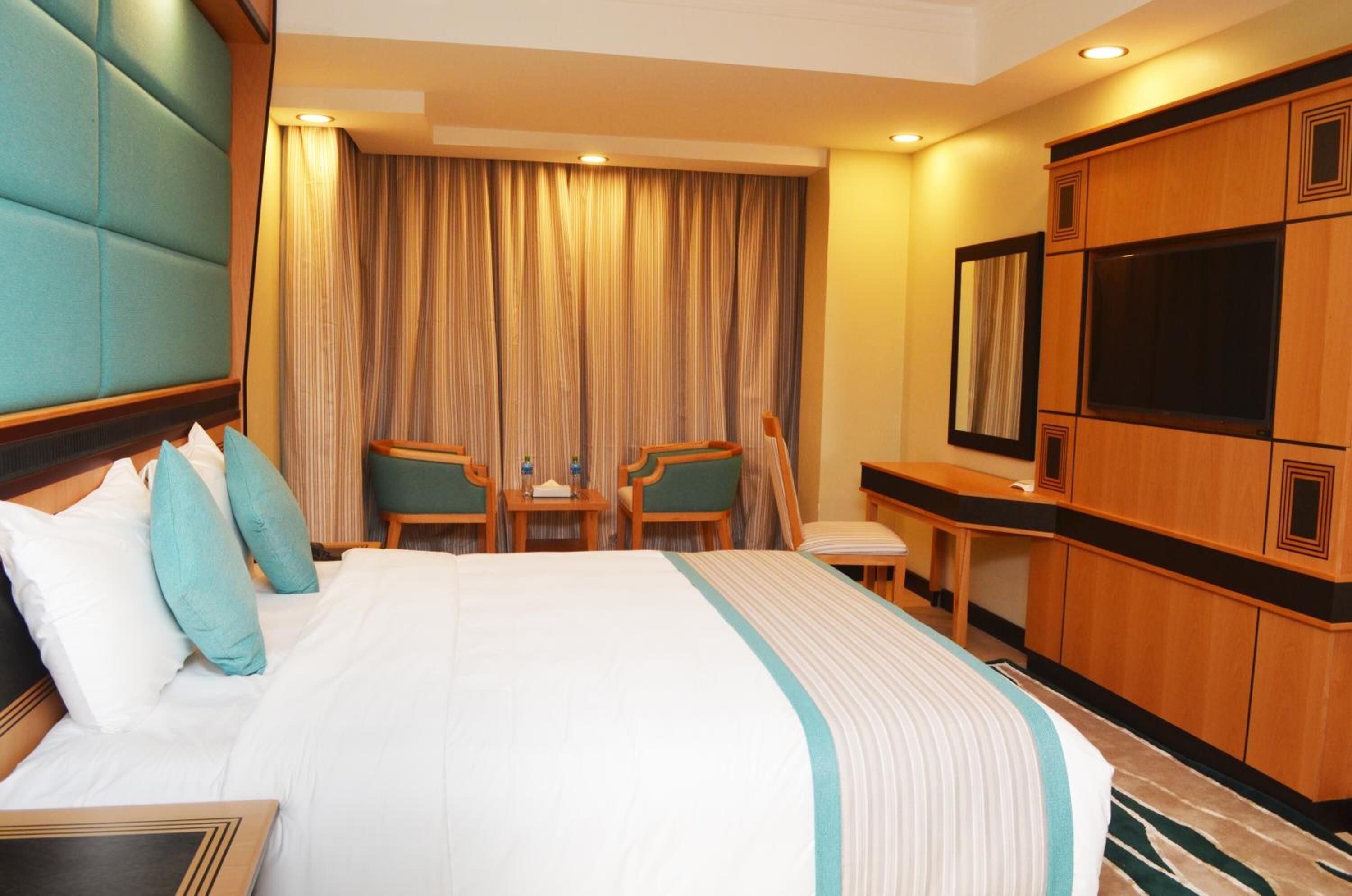 Cortinas blackout, insonorización y tabla de planchar con plancha 