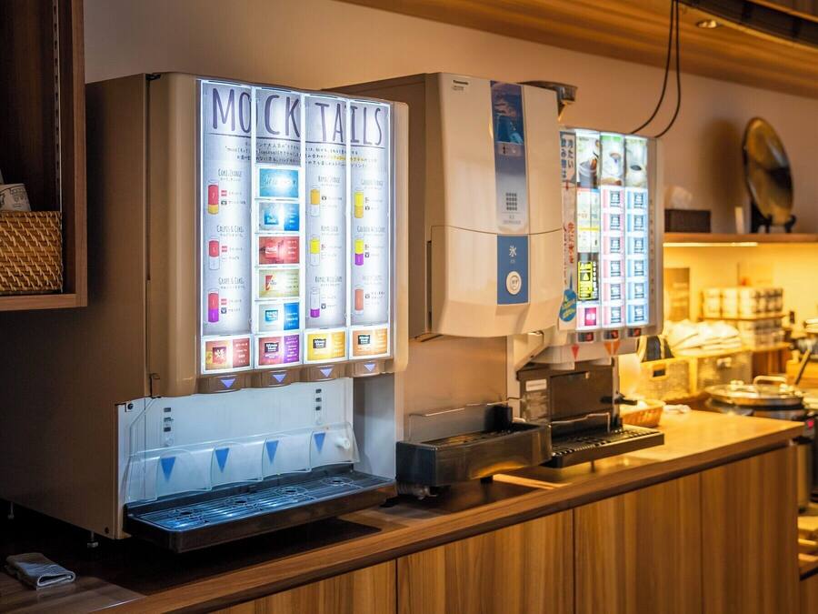 Eine Kaffeemaschine mit einer Karte für alkoholfreie Cocktails und einer Auswahl an Getränken.