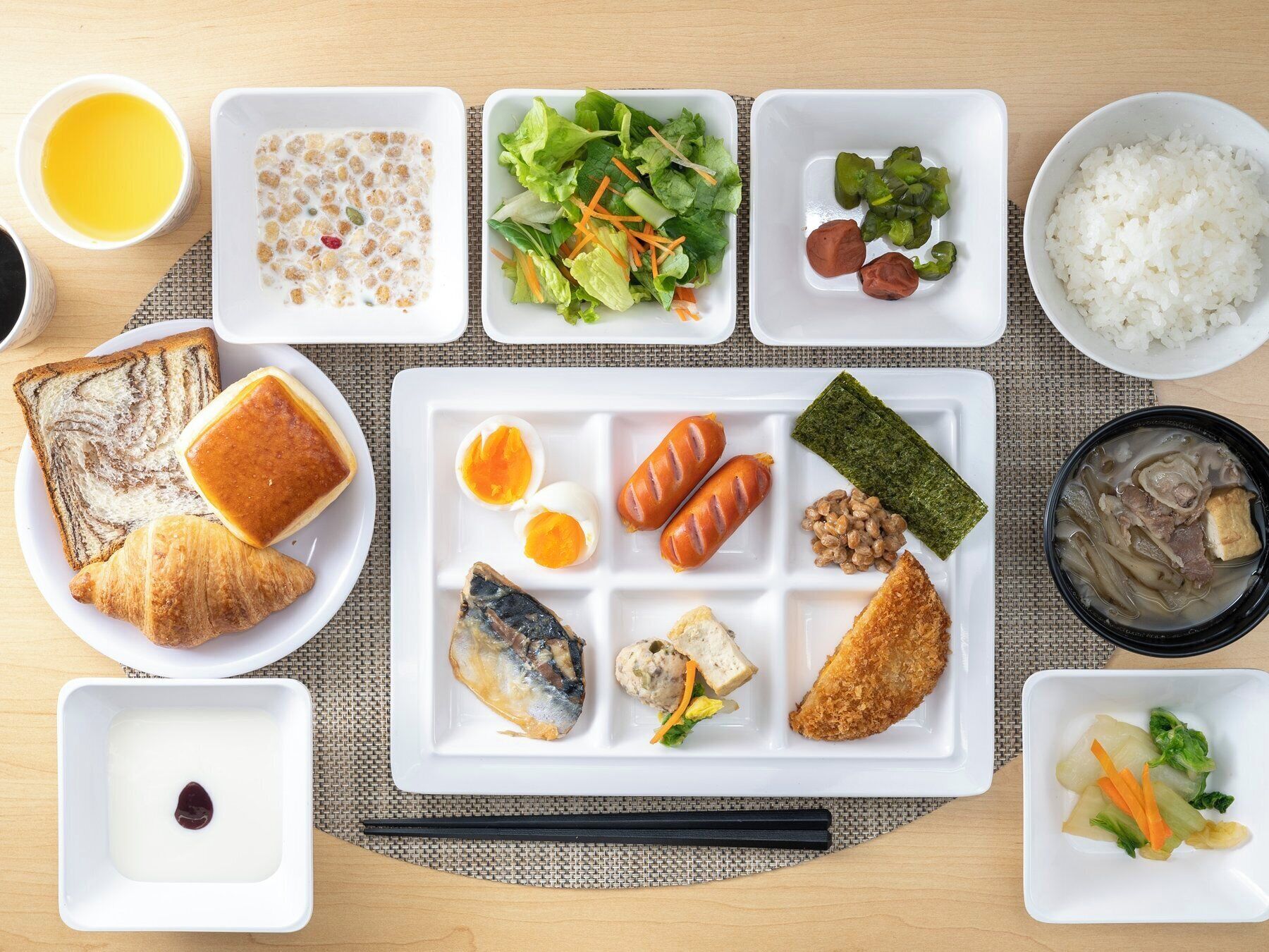 Una comida con diferentes platos, incluyendo arroz, huevos, pescado y verduras.