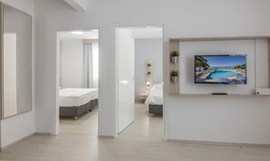 Family Room with seaside balcony | Ropa de cama de alta calidad, caja fuerte, escritorio y wifi gratis