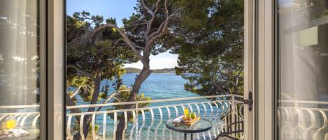 Superior double room with seaside balcony | Una cassaforte in camera, una scrivania, Wi-Fi gratuito, lenzuola