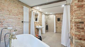 Appartement (August der Starke) | Bad | Hårføner, håndklær, såpe og sjampo