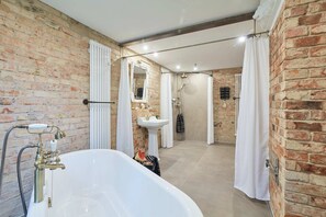 Appartement (August der Starke) | Bathroom | Hair dryer, towels, soap, shampoo - Strohhutmanufaktur (Dresden)