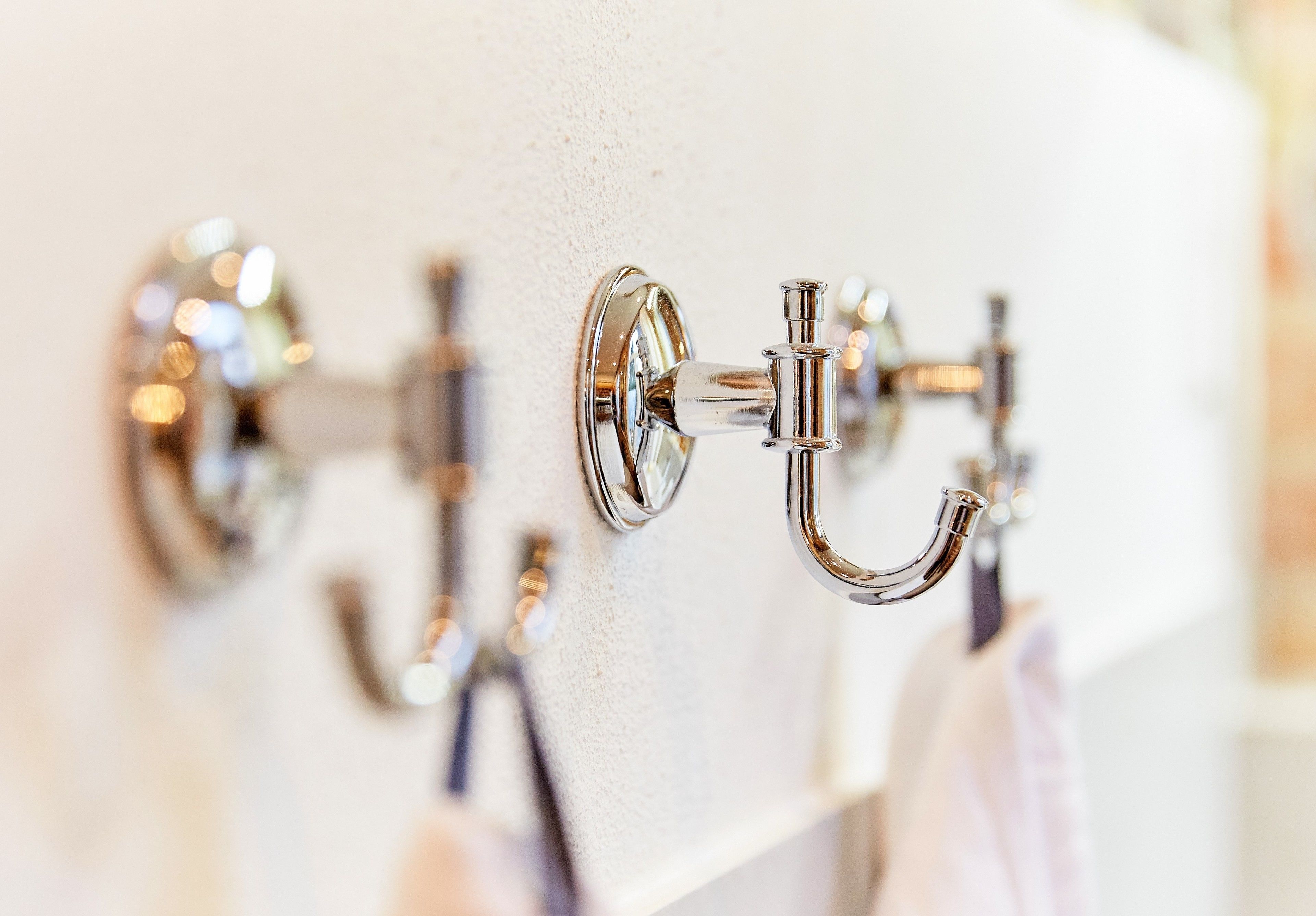 Une salle de bain avec un porte-serviettes fixé au mur et un miroir.
