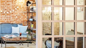 ์ํํธ (Sophie) | ๊ฑฐ์ค ๊ณต๊ฐ | IPod ๋ํน ์คํ
์ด์
, ํ๊ตฌ