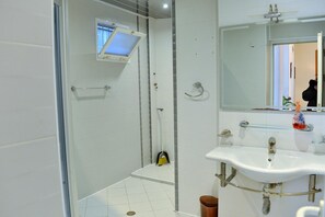 Shower, rainfall showerhead, free toiletries, hair dryer - Baku Home Hostel (Baku)