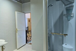 Shower, rainfall showerhead, free toiletries, hair dryer - Baku Home Hostel (Baku)