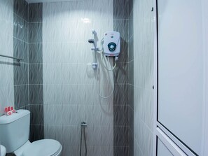 Buồng tắm vòi sen, chậu vệ sinh/vòi rửa, khăn tắm