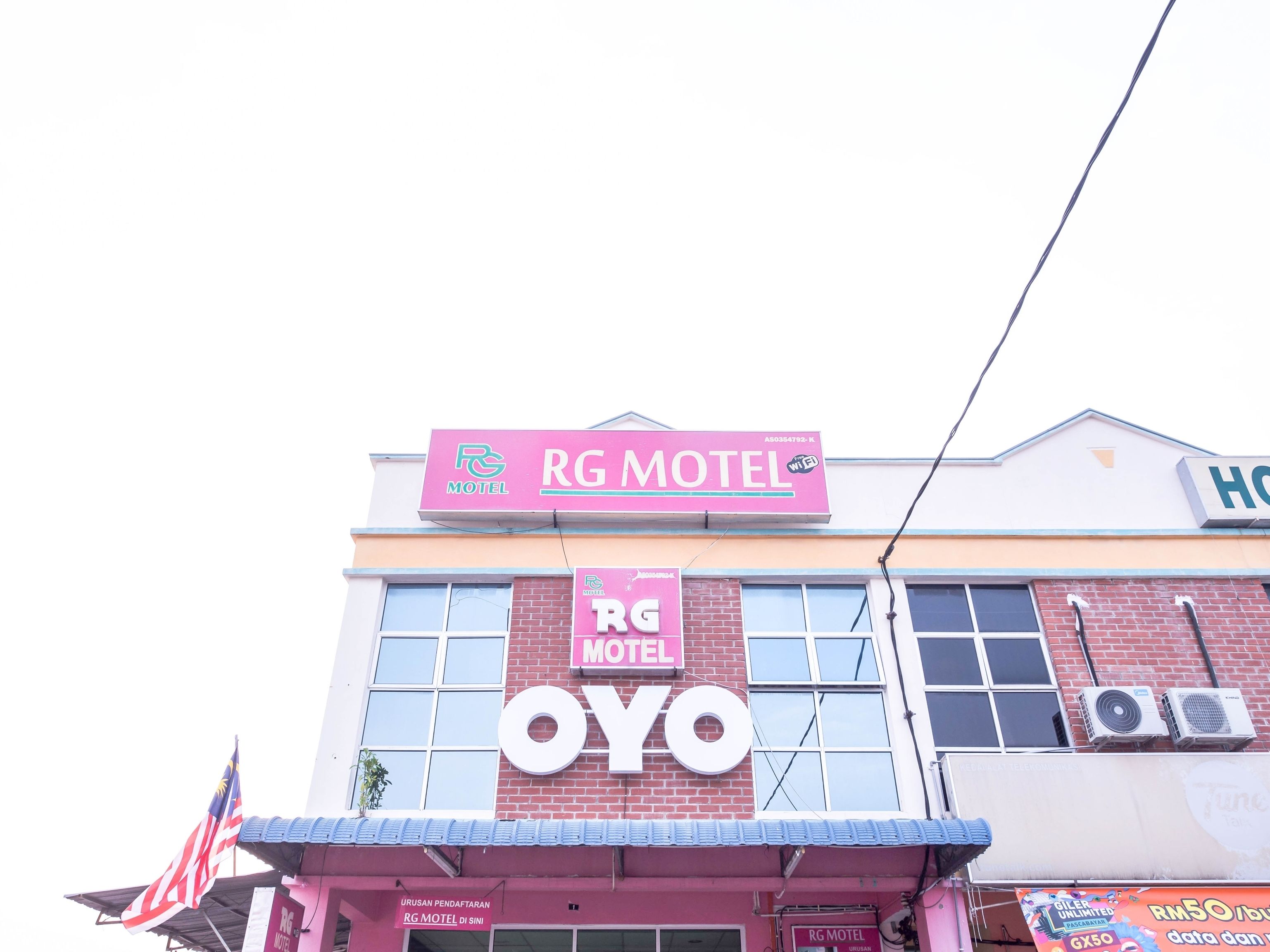 Rakennuksessa on suuri, helposti havaittava «RG Motel» -kyltti ja sen lisäksi vielä suuri «OYO»-kyltti.