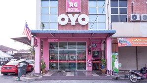 A pink and white building with a large 'RG MOTEL' sign and 'OYO' branding. - Hotel O Rg Motel (Changlun)