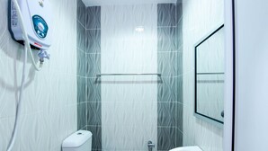 A modern bathroom with a toilet, bidet, and sink. - Hotel O Rg Motel (Changlun)
