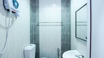 Suite Superior | Kamar mandi | Shower, kloset,  dan handuk