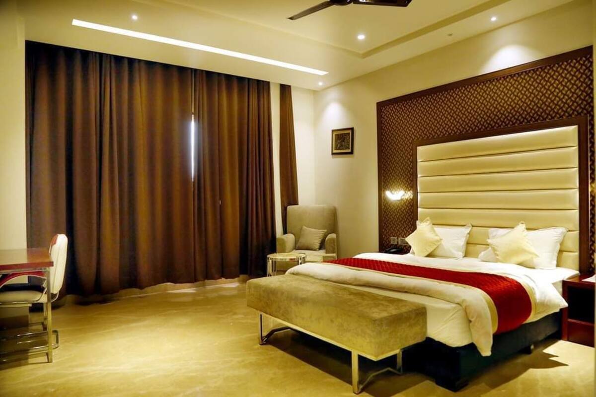 Premium bedding, minibar, in-room safe, desk