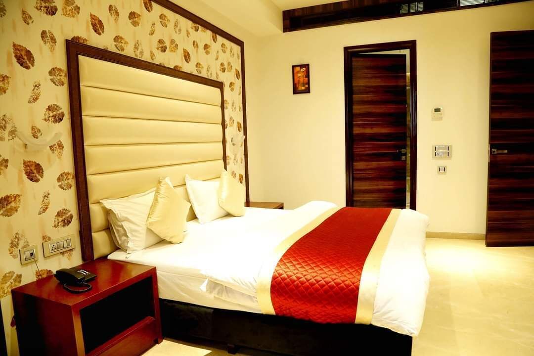 家庭套房, 浴缸, 城市景观 | 高档床上用品、迷你吧、客房内保险箱、办公桌