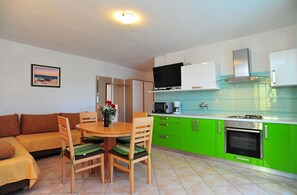 Huoneisto, 1 makuuhuone, terassi, merinäköala (A2) | Yksityinen keittiö | Jääkaappi, mikroaaltouuni, liesi, kahvin-/teenkeitin