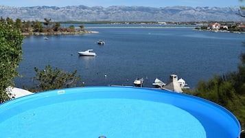 Piscine extérieure en saison