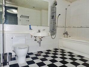 Duschwanne, kostenlose Toilettenartikel, Haartrockner, Bademäntel