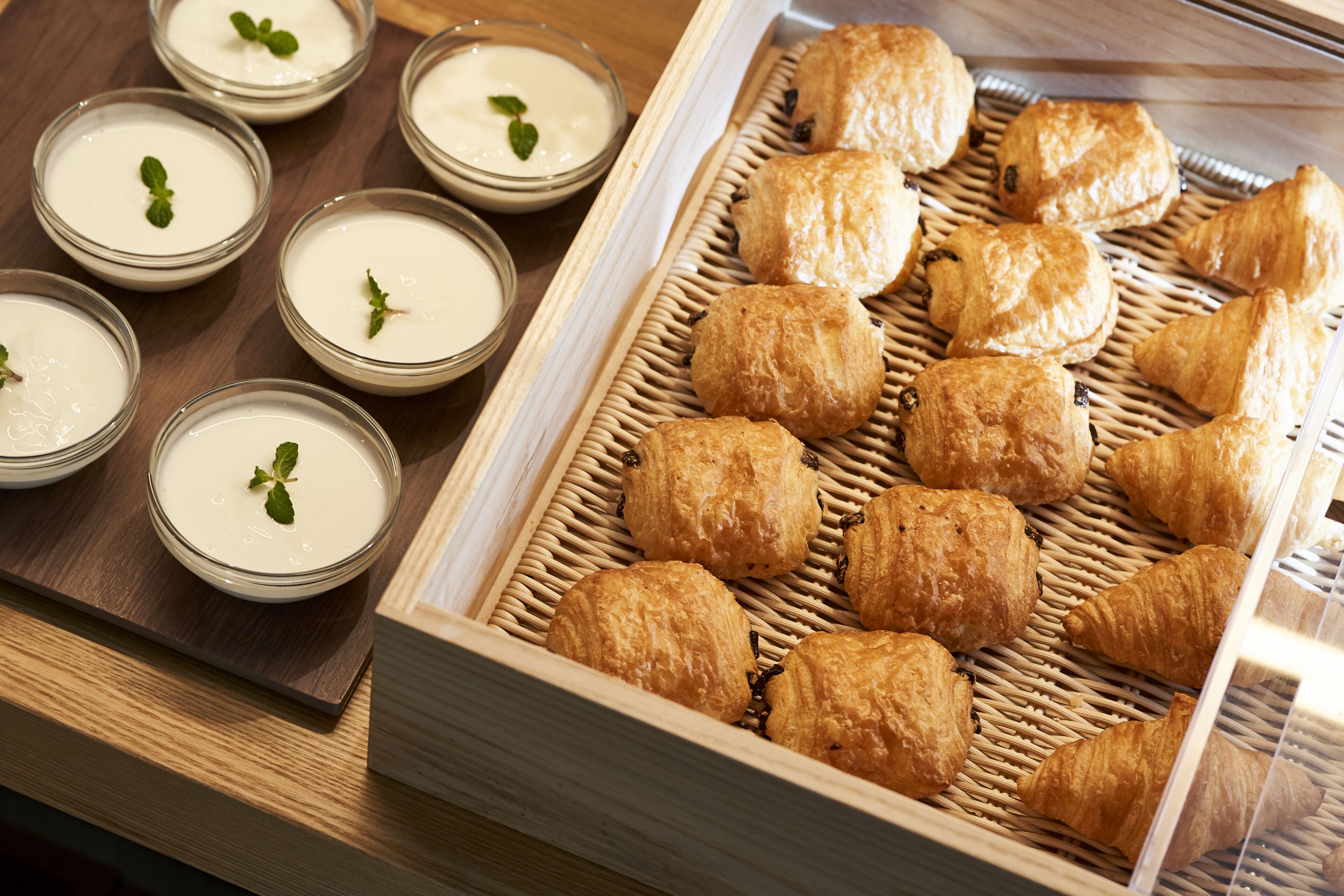 Un vassoio di legno con dolci e crema.