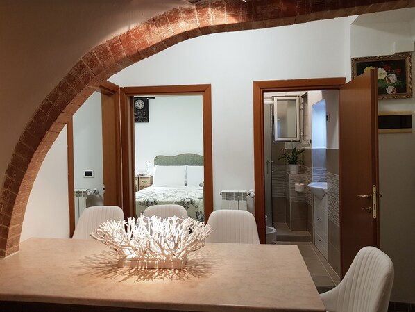 2 bedrooms, iron/ironing board, WiFi