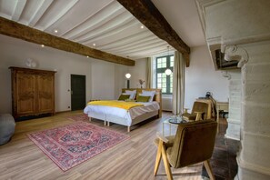 Minibar, in-room safe, blackout curtains, soundproofing - Le Château de Bernesq (Bernesq)