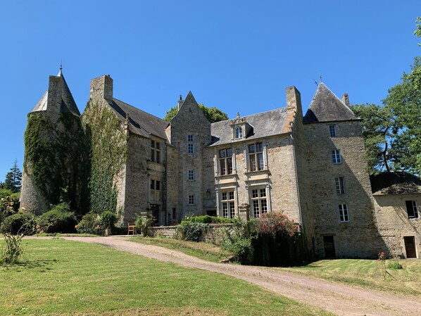 Front of property - Le Château de Bernesq (Bernesq)