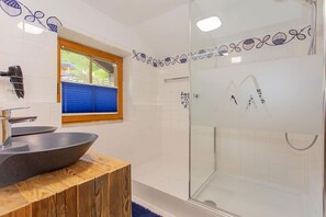 Chalet, 3 Schlafzimmer, Balkon | Badezimmer | Bademäntel, Hausschuhe, Handtücher