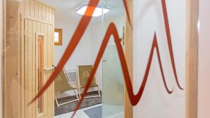 Une pièce dotée d’une porte en bois, d’une cloison en verre et d’une chaise ornée d’un logo.