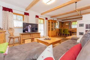 Chalet, 3 Schlafzimmer, Balkon | Wohnbereich | Flachbildfernseher, Kamin