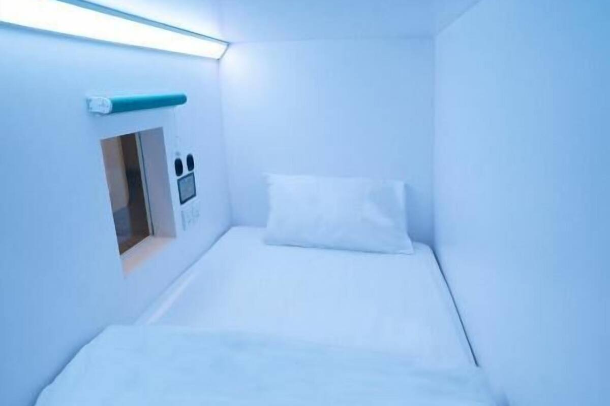 Desk, soundproofing, WiFi (free), bed sheets