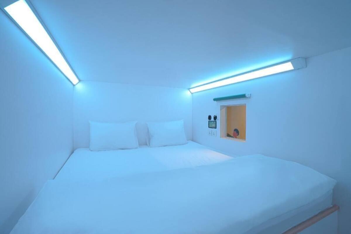 Desk, soundproofing, WiFi (free), bed sheets