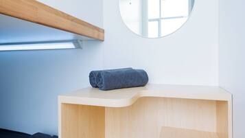 Earth Double | Desk, soundproofing, free WiFi, bed sheets