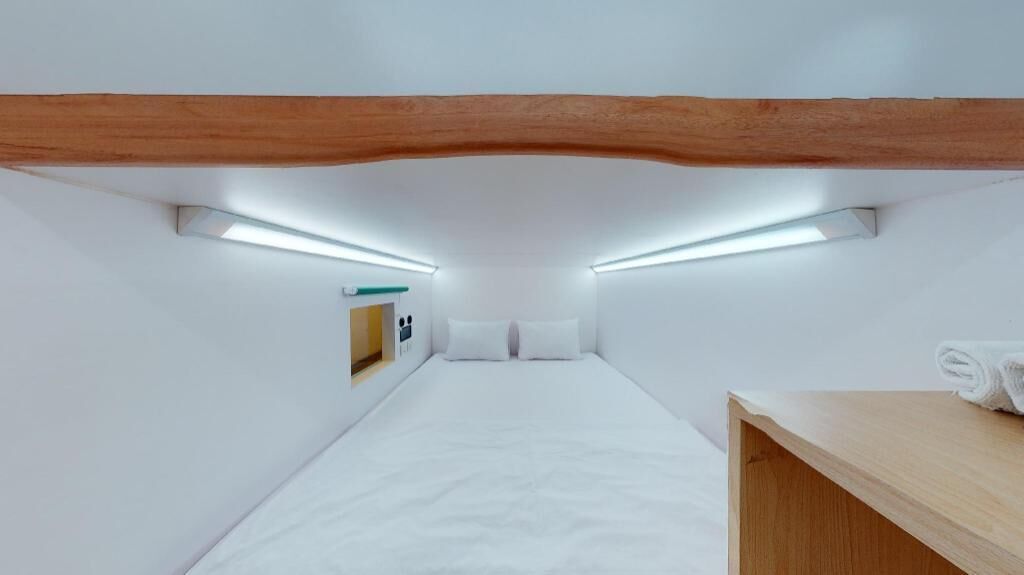 Desk, soundproofing, free WiFi, bed sheets