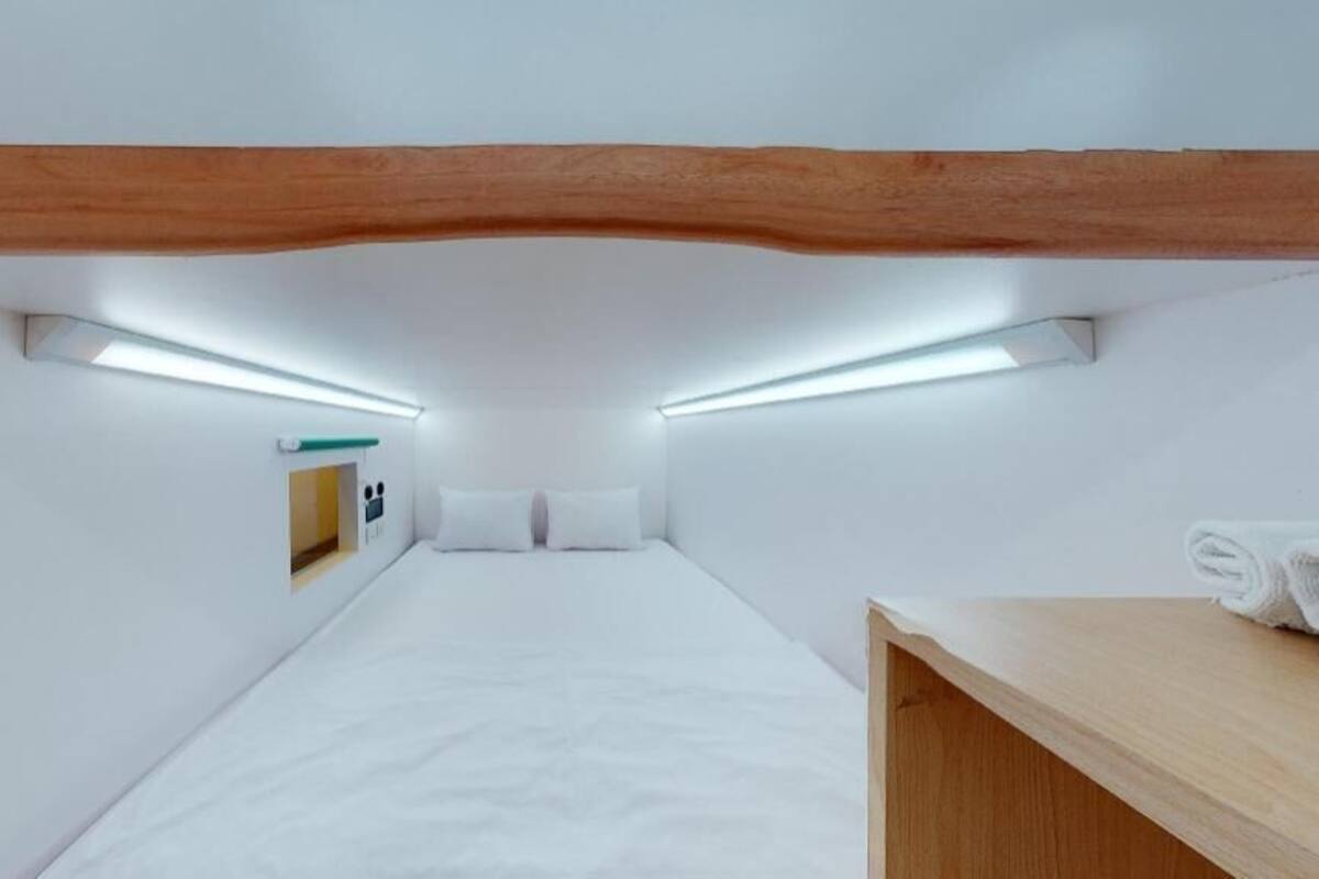 Desk, soundproofing, WiFi (free), bed sheets