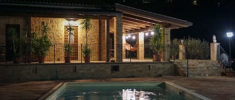 Facciata della struttura - sera/notte