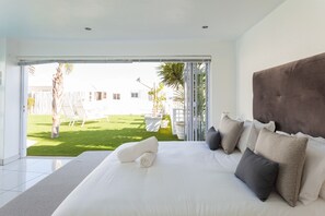 1 bedroom, travel cot, WiFi - 1 B villa, stunning pool & garden panoramic mountain and sea views. (Cape Town)