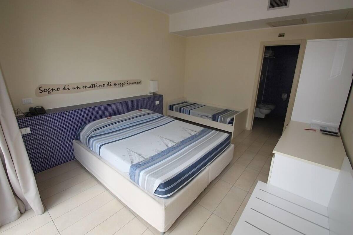 Basic Triple Room (Sogno di un Mattino di Mezzo Inverno) | Minibar, in-room safe, individually decorated, individually furnished