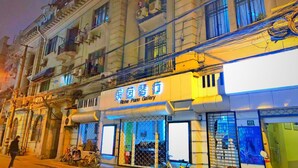 A building with a piano gallery on the ground floor. - Shanghai Rainbow No.35 (Shanghai)