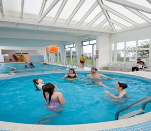 Una piscina cubierta, una piscina al aire libre de temporada