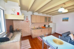 Réfrigérateur, four à micro-ondes, un four, surface de cuisson