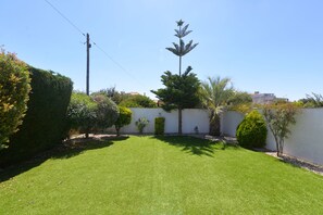 Property grounds - Laranjeira - House with garden and private pool, parking and Wi-Fi (Chão da Parada)