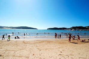 Beach nearby - Laranjeira - House with garden and private pool, parking and Wi-Fi (Chão da Parada)