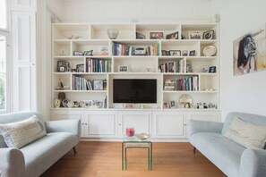 Apartment (3 Bedrooms) | Living area - Courtfield Road II by Onefinestay (London)