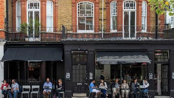 تناول الطعام بالخارج