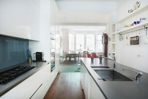 Apartment (3 Bedrooms) | Private kitchen - Courtfield Road II by Onefinestay (London)