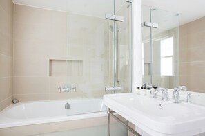 Departamento (3 Bedrooms) | Baño | Tina y regadera independientes y amenidades de baño gratuitas 