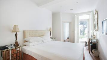 Apartment (3 Bedrooms) | 3 bedrooms, individually decorated, individually furnished, desk