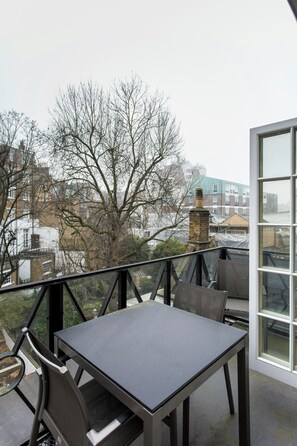 Apartment (2 Bedrooms) | Outdoor dining - Cadogan Place IV by Onefinestay (London)