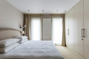 아파트 (2 Bedrooms) | 2 개의 침실, 각각 다른 스타일의 인테리어, 각각 다르게 가구 비치, 노트북 작업 공간