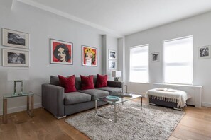 아파트 (1 Bedroom) | 거실 공간 | TV